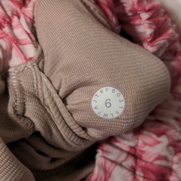 Lululemon Hotty Hot Short II *2.5" - Picture 6 of 9